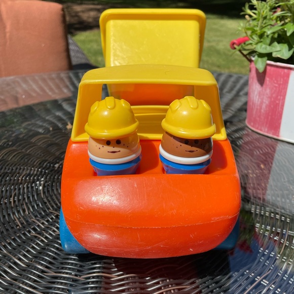 1980’s Little Tikes Toddle Tots Dump Truck with Original Construction Workers - Picture 4 of 12